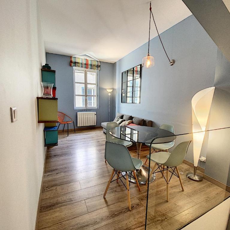 Maison 3 Chambres - Terrasse - Climatisation 10 minutes à pied du Pont d'Avignon - Apartment - 10