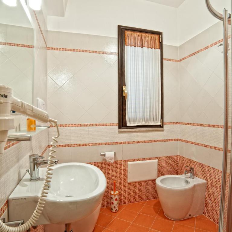 Airport House B&B - Camera Matrimoniale Deluxe con Balcone - 8