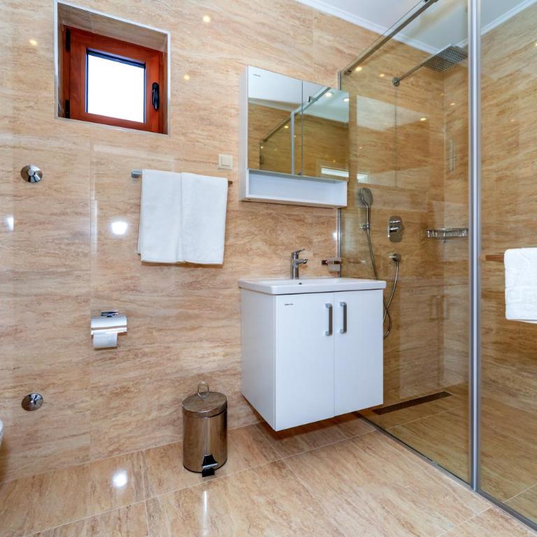 Luxury Apartments Queen - Apartment with Pool View - 3