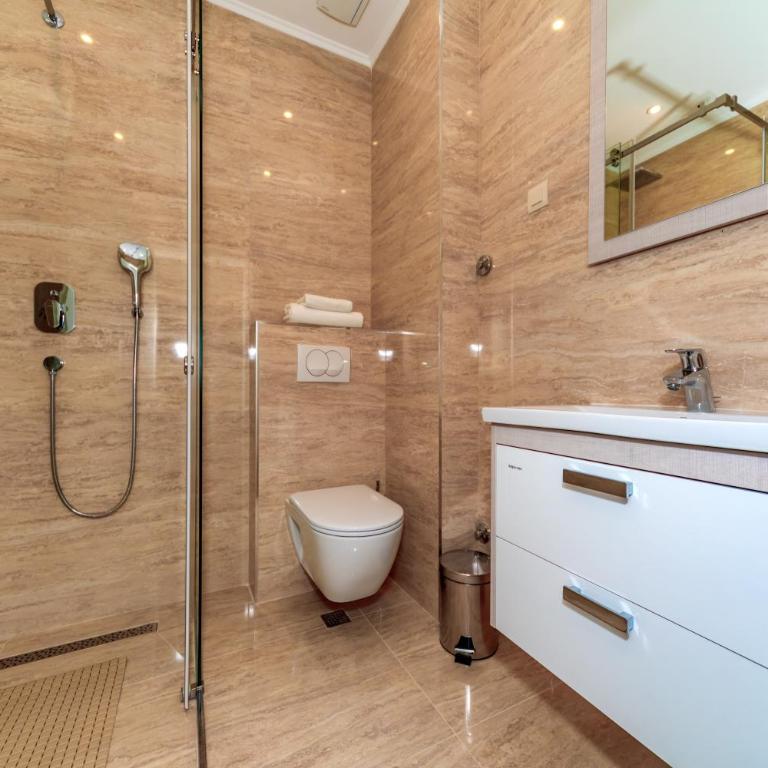 Luxury Apartments Queen - Studio with Balcony - 9