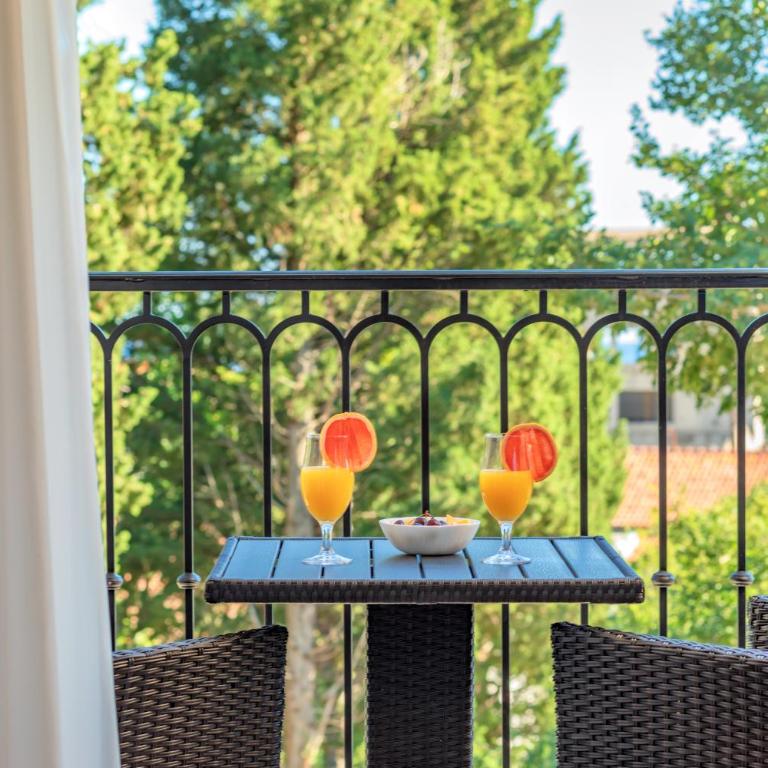 Luxury Apartments Queen - Studio with Balcony - 3