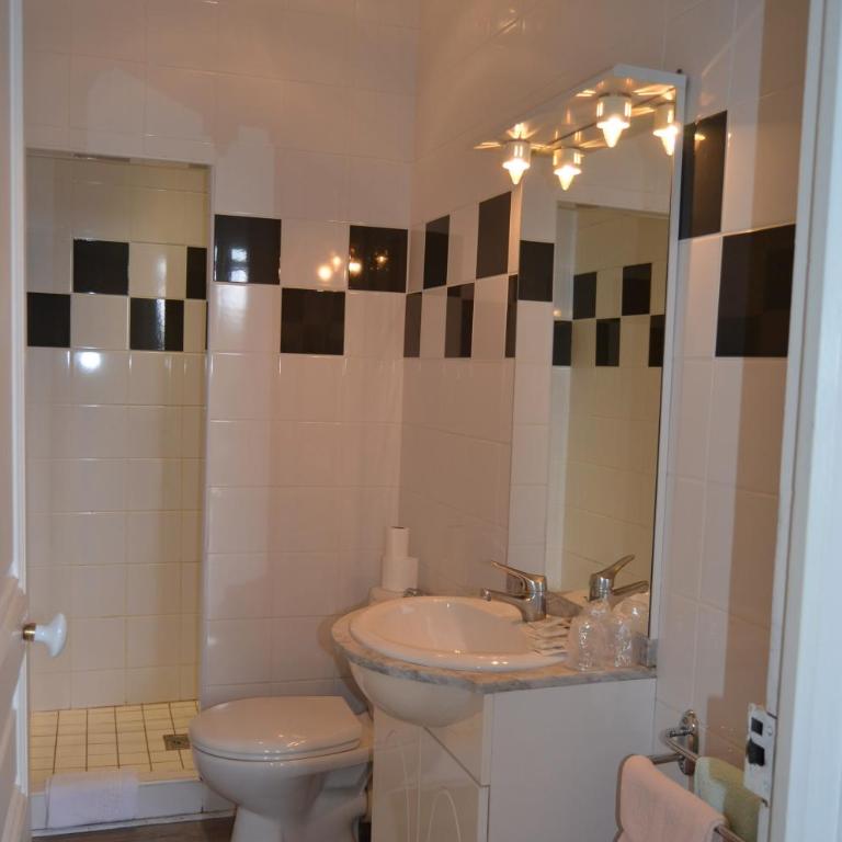 Hôtel Montfort - Chambre Quadruple - Vue sur Jardin - 1