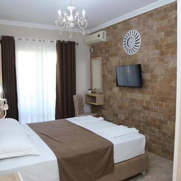 "HOLIDAY" apartments & rooms - Dvokrevetna Soba sa Bračnim Krevetom i Balkonom - 9