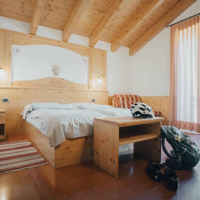Hotel Bezzi - Camera Matrimoniale/Doppia con Letti Singoli con Letto Supplementare - 1