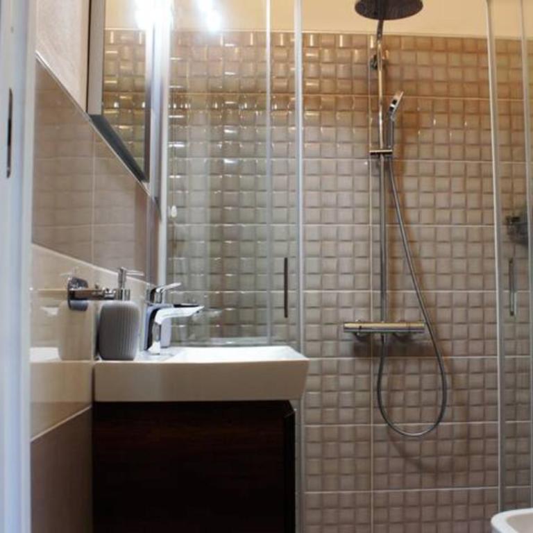 Iola Rooms - Q9416 - King Room - 6