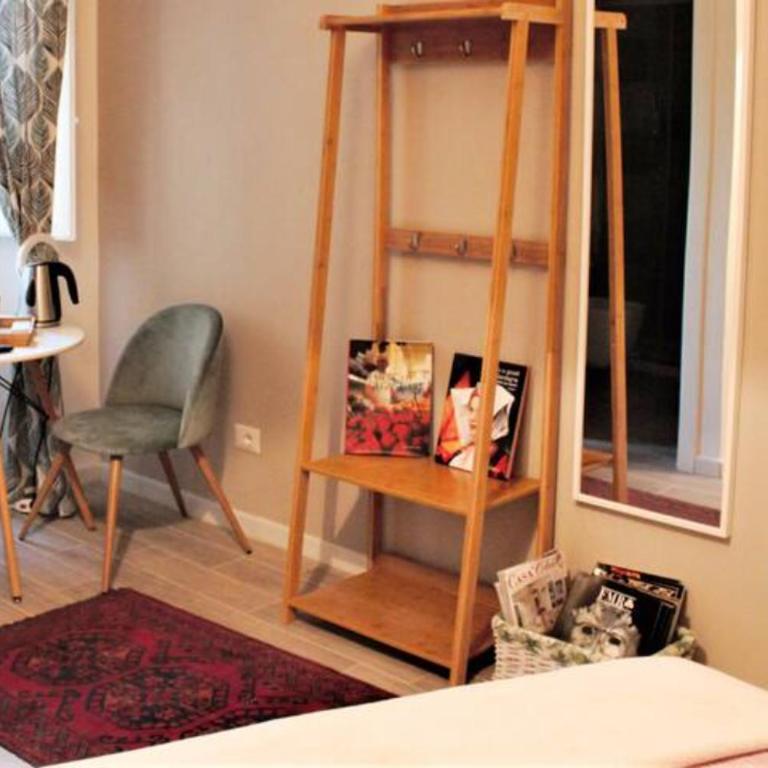 Iola Rooms - Q9416 - King Room - 5