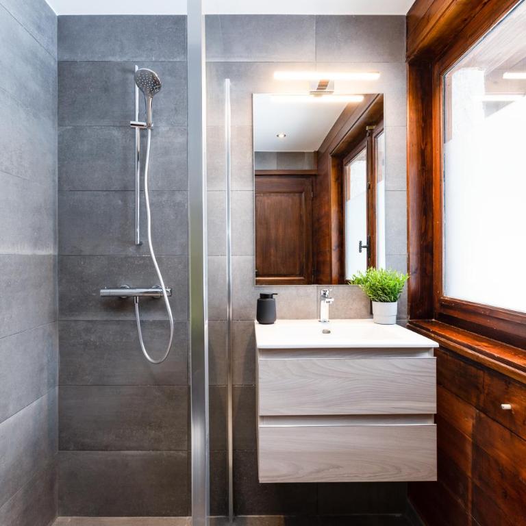 Chalet Les Praz - 280sqm - Sauna Cinema Fitness - 5 Bedrooms in Heart of Les Praz - By Cozee Rentals - Chalet - 19