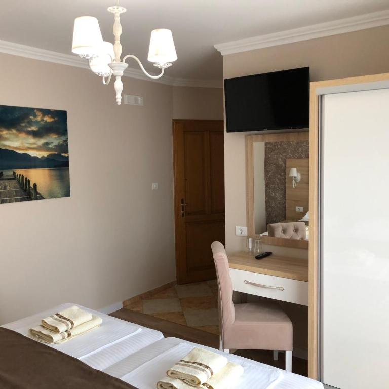 "HOLIDAY" apartments & rooms - Deluks Dvokrevetna Soba sa Bračnim Krevetom/Zasebnim Krevetima i Balkonom - 3
