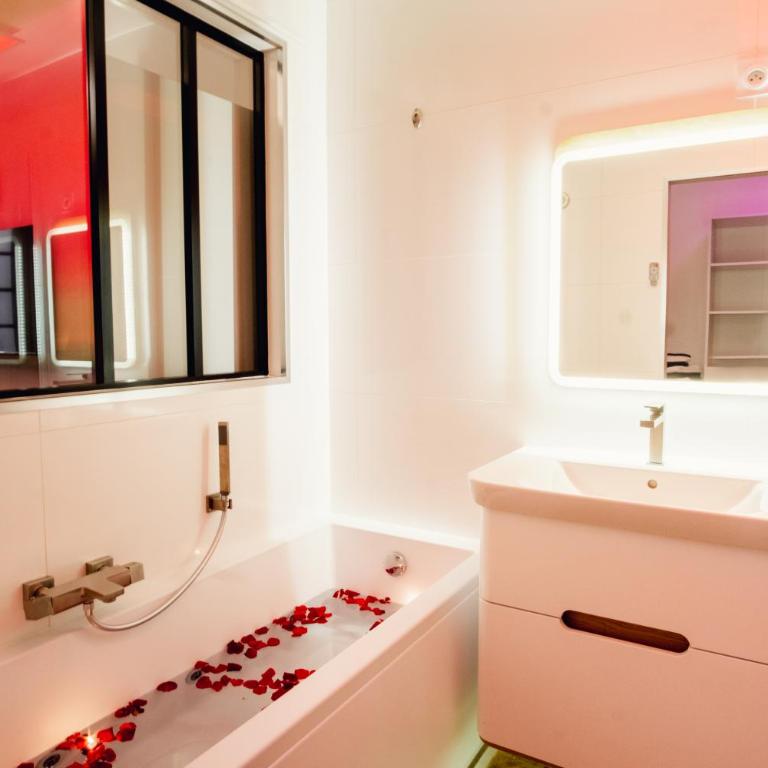 room five - parking, balnéothérapie, place nationale, un havre de paix - Appartement 1 Chambre - 16