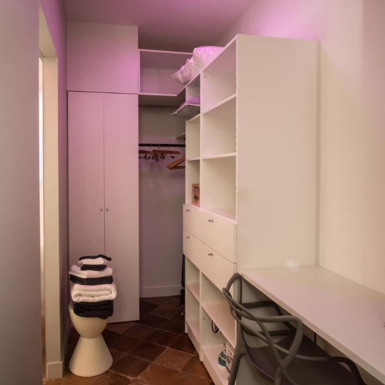 room five - parking, balnéothérapie, place nationale, un havre de paix - Appartement 1 Chambre - 10