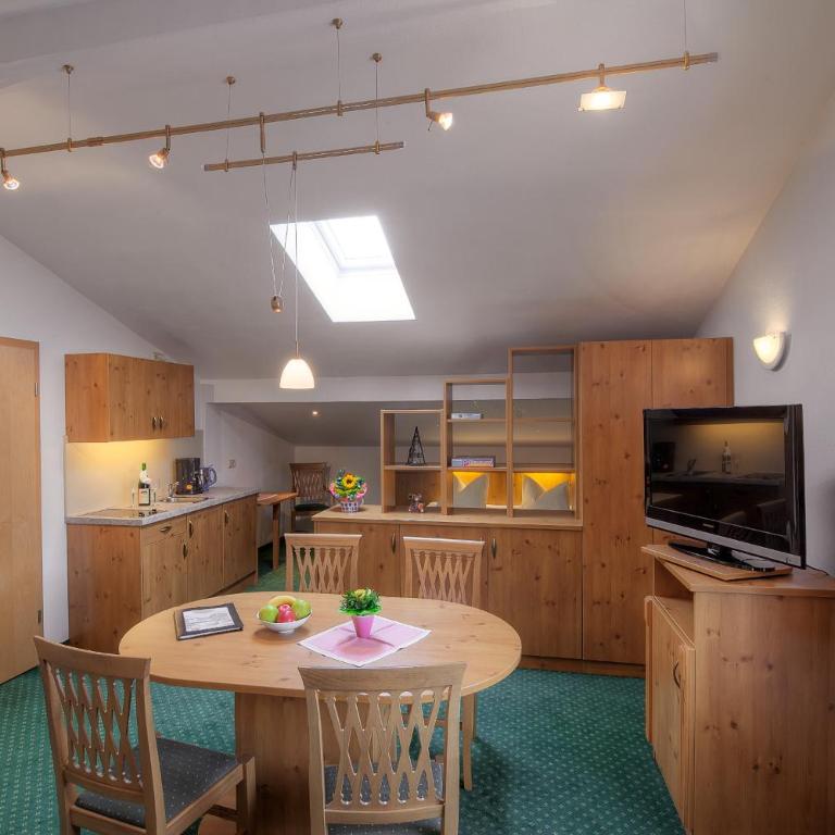 Gasthof-Metzgerei Hirschbichler - Chiemgau Karte - Apartment - 1