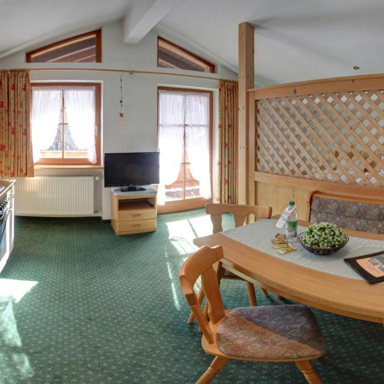 Gasthof-Metzgerei Hirschbichler - Chiemgau Karte - Apartment mit Balkon - 1