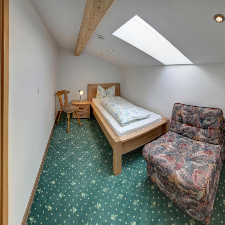 Gasthof-Metzgerei Hirschbichler - Chiemgau Karte - Apartment mit Balkon - 4