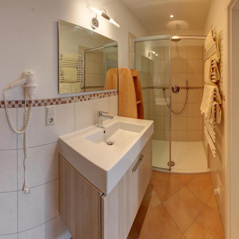 Gasthof-Metzgerei Hirschbichler - Chiemgau Karte - Apartment mit Dusche - 10