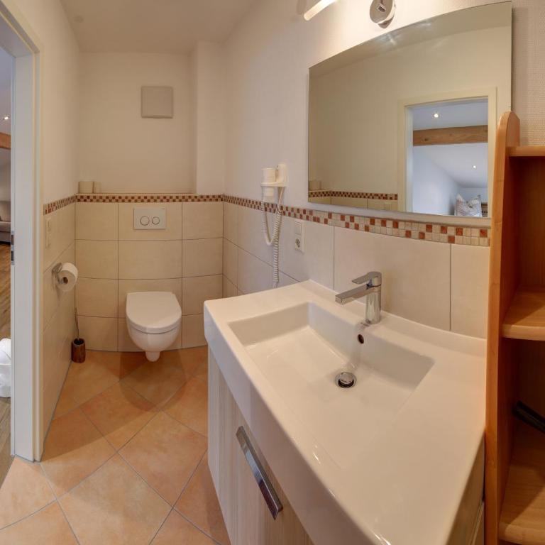 Gasthof-Metzgerei Hirschbichler - Chiemgau Karte - Apartment mit Dusche - 9