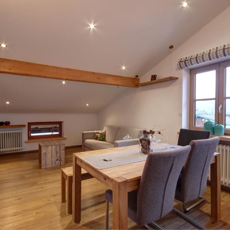 Gasthof-Metzgerei Hirschbichler - Chiemgau Karte - Apartment mit Dusche - 8