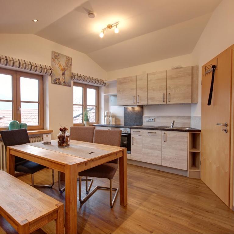 Gasthof-Metzgerei Hirschbichler - Chiemgau Karte - Apartment mit Dusche - 1