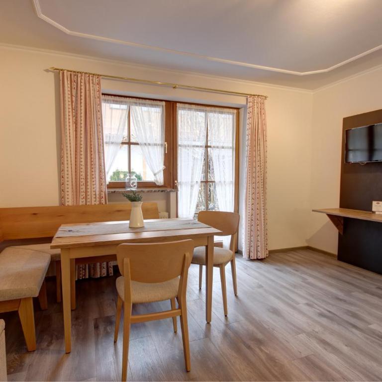 Gasthof-Metzgerei Hirschbichler - Chiemgau Karte - Apartment mit Blick auf die Berge - 1