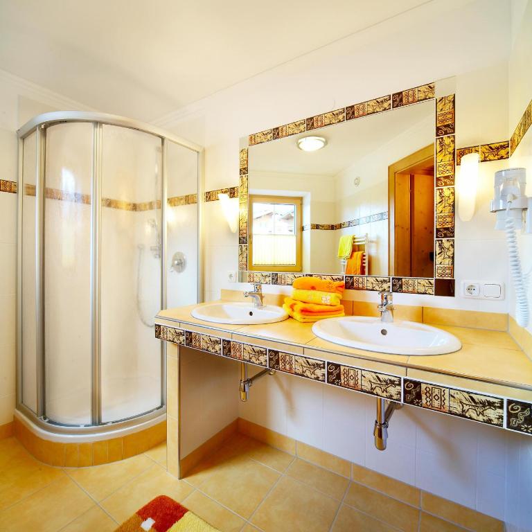Biohotel Castello Königsleiten - Apartment mit 2 Schlafzimmern mit Balkon und Bergblick - 2
