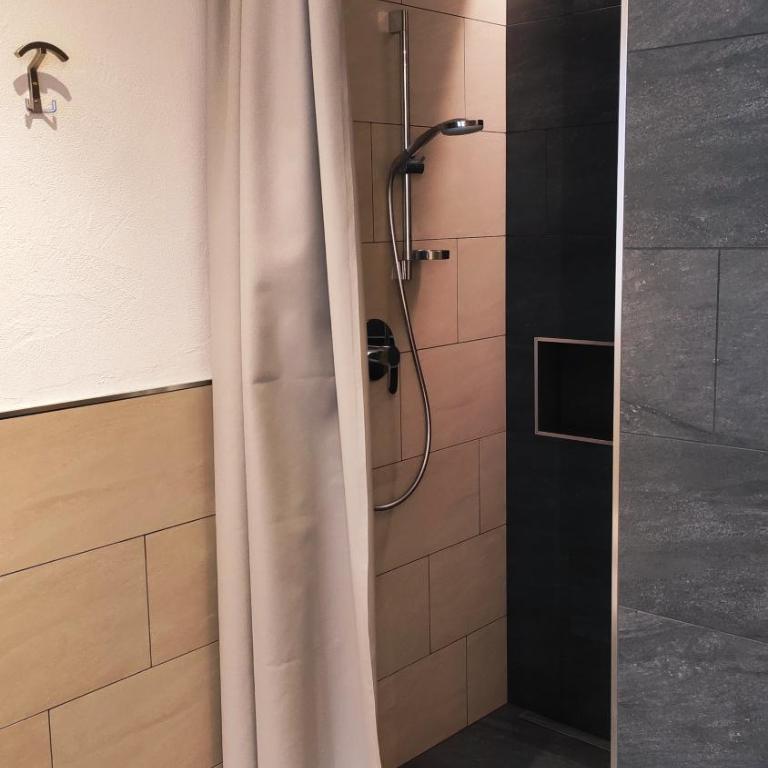 Guesthouse Rungg - Camera Tripla Superior - 4