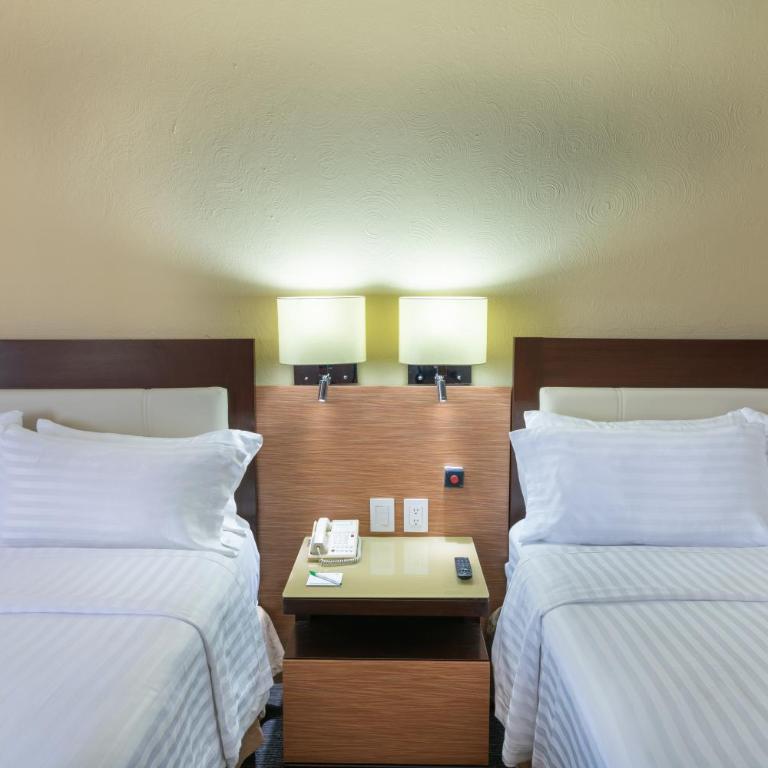 Holiday Inn Guadalajara Select by IHG - Habitación Doble Estándar adaptada para personas de movilidad reducida - 2 camas dobles - 1