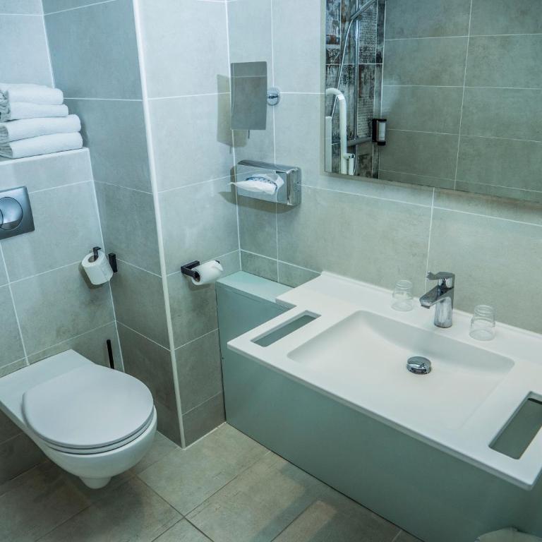 Logis Hotel Uzès Pont du Gard - Chambre Double - Accessible aux Personnes à Mobilité Réduite - 2