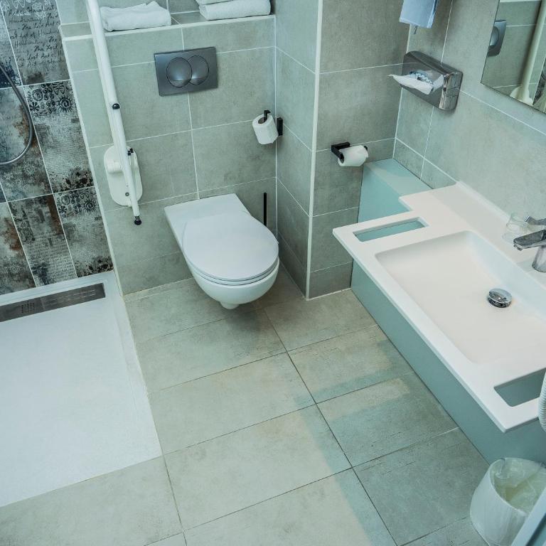 Logis Hotel Uzès Pont du Gard - Chambre Double - Accessible aux Personnes à Mobilité Réduite - 3