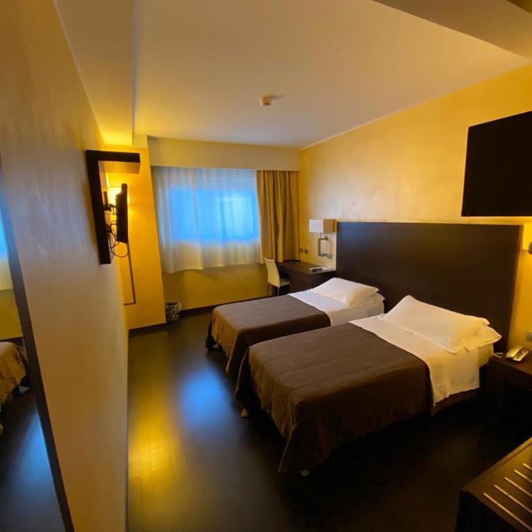 E' Hotel - Camera Economy Doppia con Letti Singoli - 2