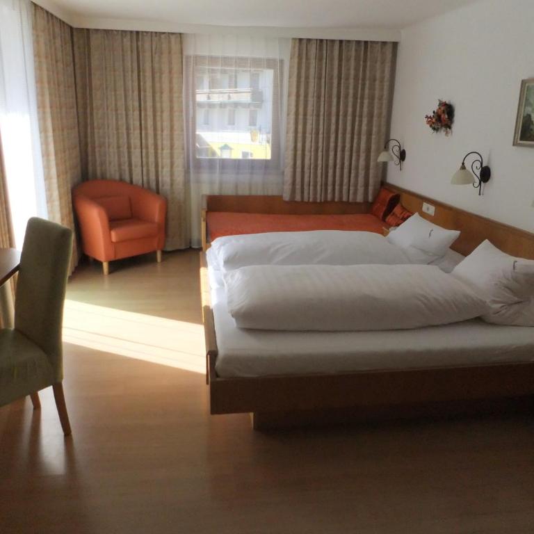 Apart-Pension Oberreiter - Dreibettzimmer mit Balkon - 2