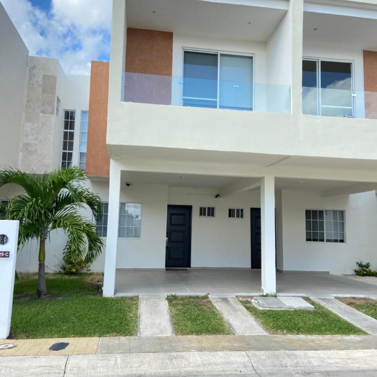 Casa Rosa Smart House - Three-Bedroom House - 1