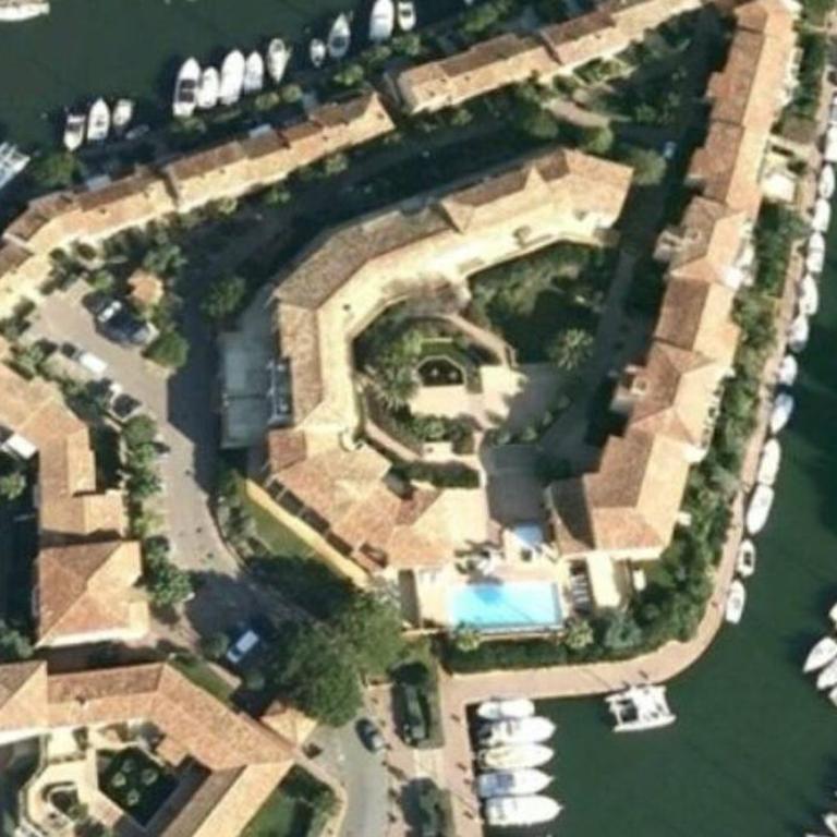 2 bedrooms, 15 min walk to beach, AC, pool & fiber internet in a quiet, private gated domain 5kms to St Tropez - Two-Bedroom Apartment - 33