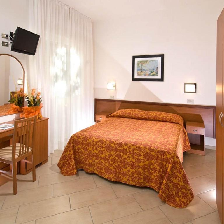 Hotel Tura - Camera Matrimoniale con Balcone - 9