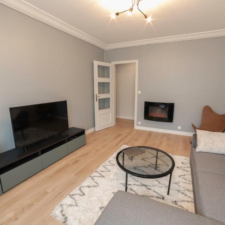 PRESTIGELOC - Business & Confort - 3 Grandes Chambres, 2 SDB, Hyper Centre - Three-Bedroom Apartment - 9