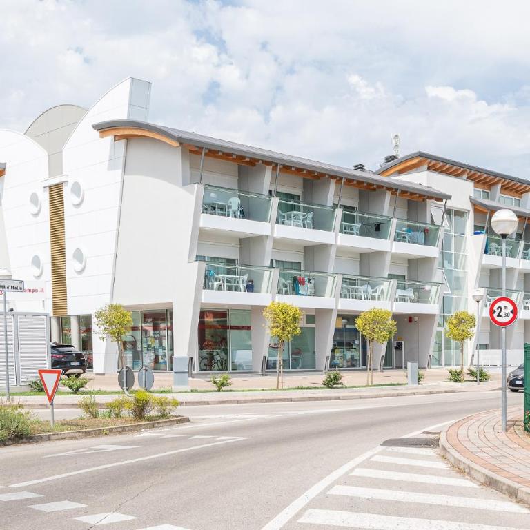 Sporting - One-Bedroom Apartment with Balcony - 12
