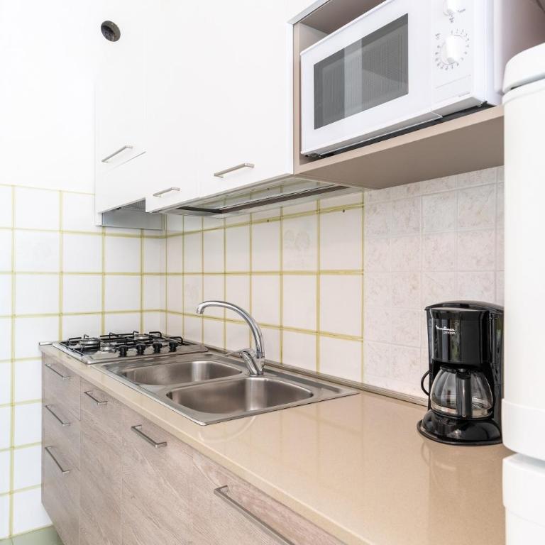 Sporting - One-Bedroom Apartment with Balcony - 6