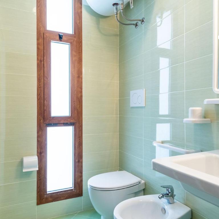 Sporting - One-Bedroom Apartment with Balcony - 10