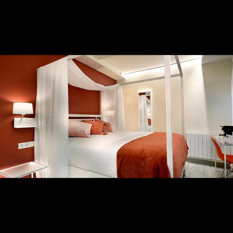 Pensión Plaza Nueva - King Room with Roll-In Shower - Disability Access - 1