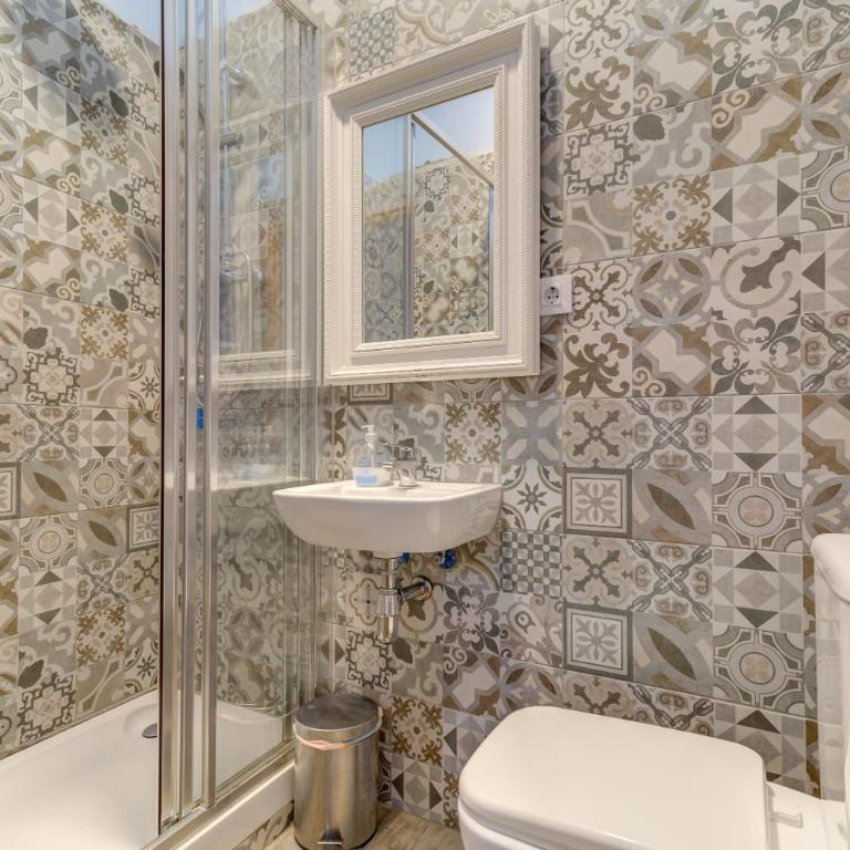 Factory Suites Barcelona - Superior Double with balcony and Private External Bathroom - 5