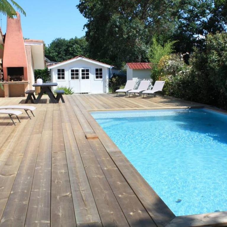 Grande maison familiale piscine et jardin - Villa - 24