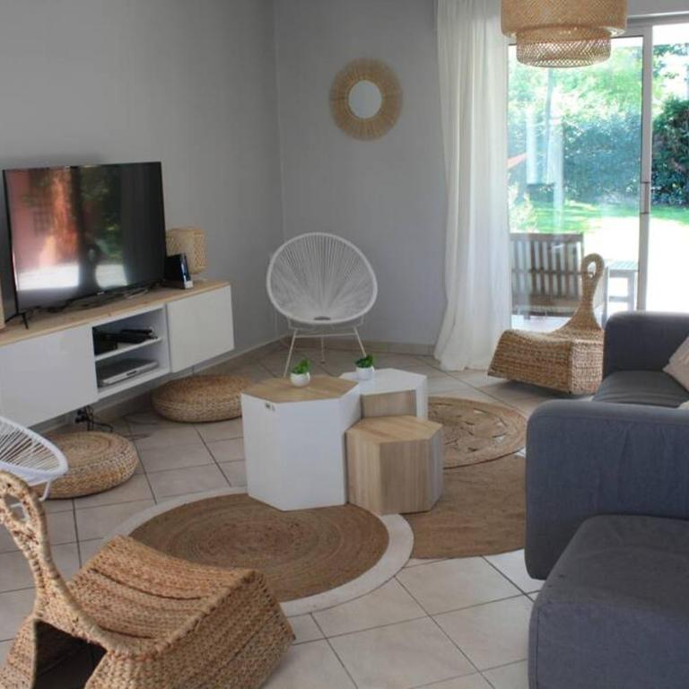 Grande maison familiale piscine et jardin - Villa - 9