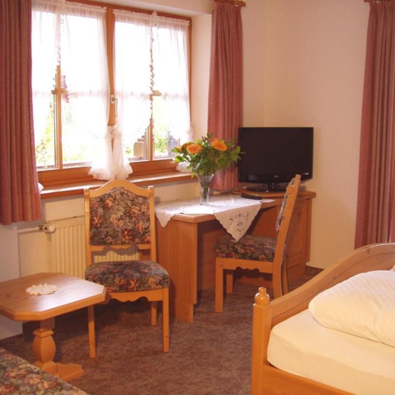 Gästehaus Schwarzlofer - Basic Dreibettzimmer - 1