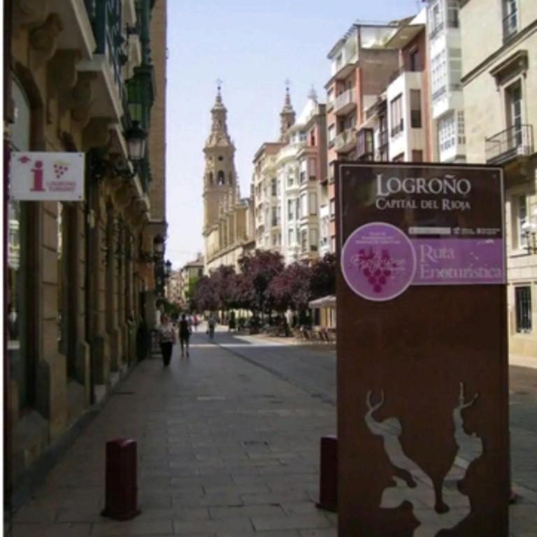 Gonzalo de Berceo 15 " CALIDAD-SOBRIO" AND " FREE PRIVATE PARKING " - Apartamento de 3 dormitorios - 91