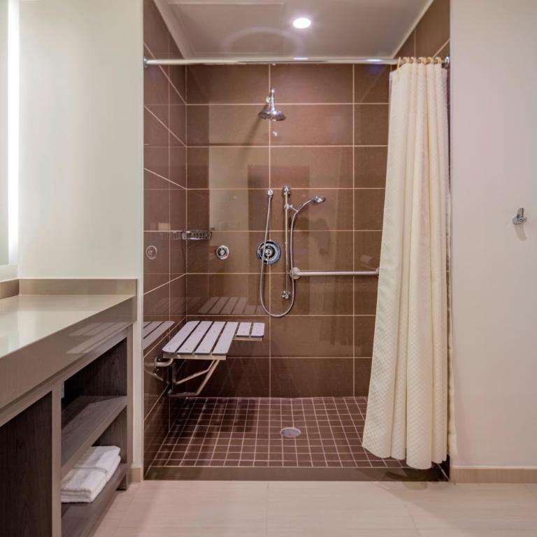 Hyatt House Mexico City Santa Fe - Suite con cama extragrande y ducha a ras de suelo - Adaptada para personas de movilidad reducida - 2