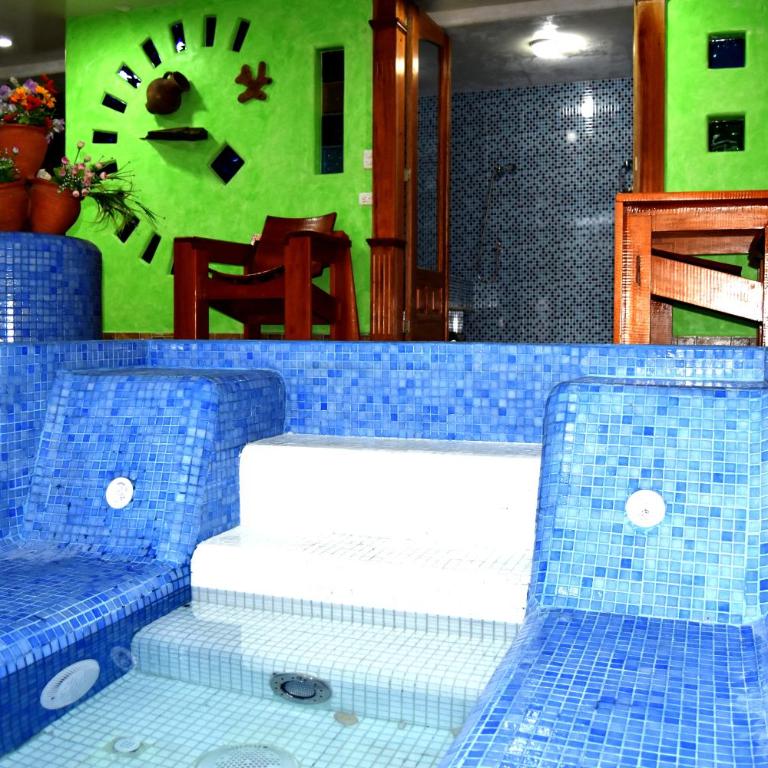 Hostería Chukirawa - Habitación con cama grande y bañera de hidromasaje - 9