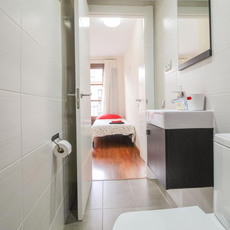 Girona 108 - Three-Bedroom Apartment - 11