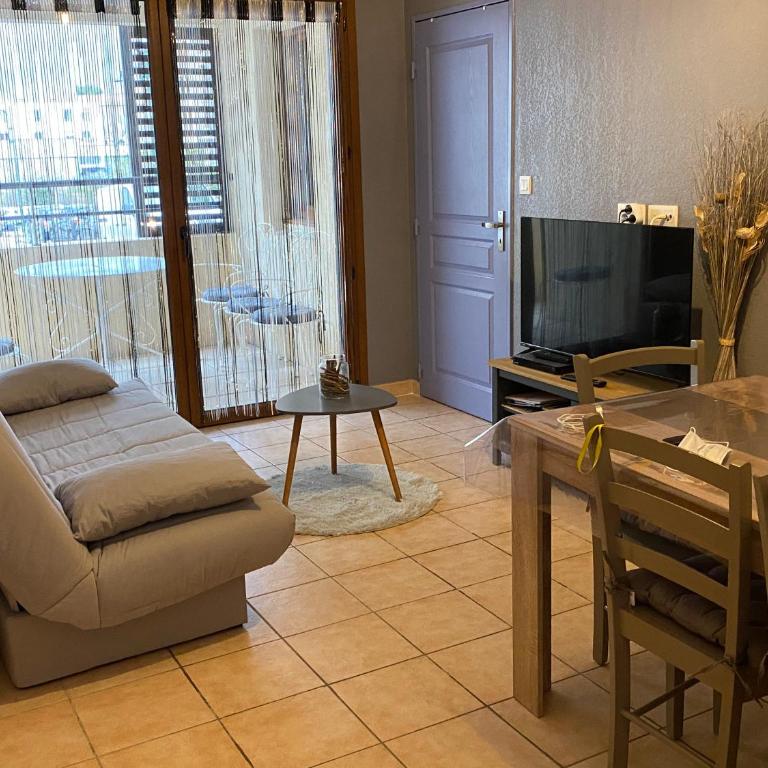 appartement 3 min a pied du centre d'Uzès parking piscine - Appartement 2 Chambres - 7