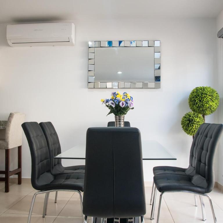CASA FAMILIAR PARA 8 PERSONAS EN RESIDENCIAL SEGURO - Three-Bedroom House - 1