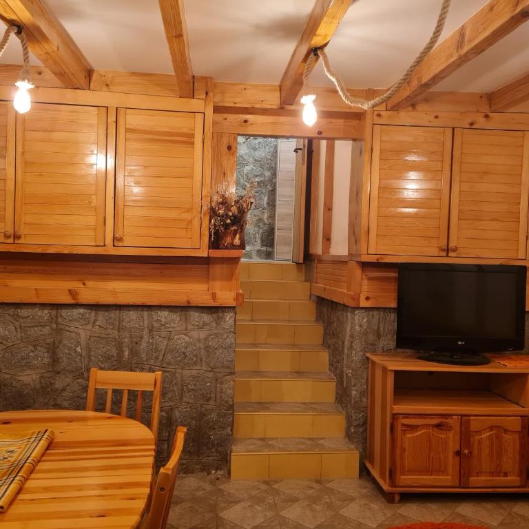 Mountain House Mijatović - Three-Bedroom House - 9