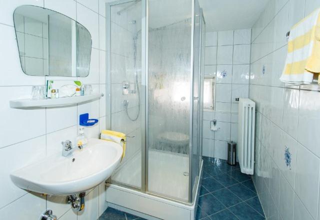 Café Chiemgau und Gästehaus - Apartment mit Dusche - 5