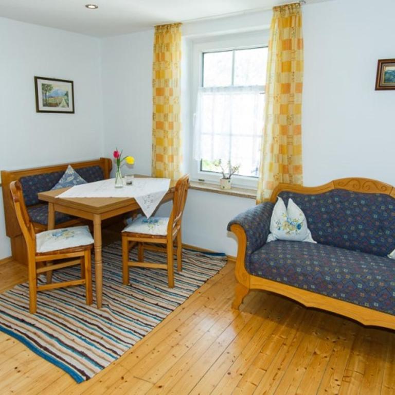 Café Chiemgau und Gästehaus - Apartment mit Dusche - 1